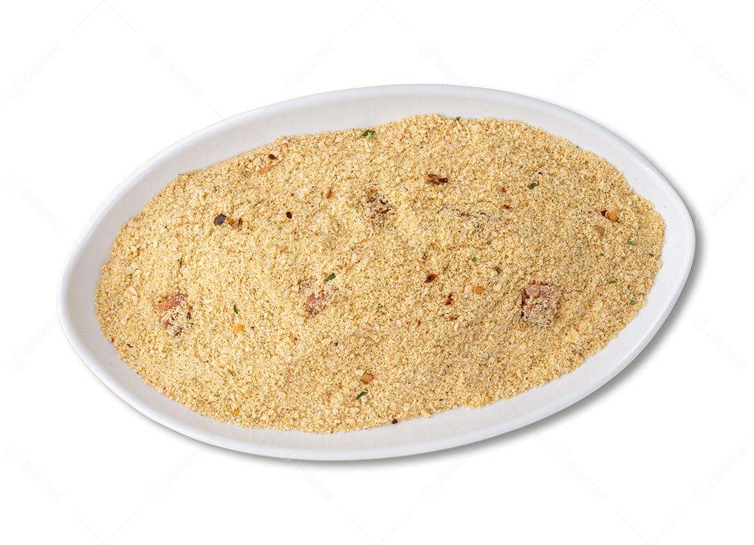 Farofa, acompanhamento típico brasileiro de farinha mandioca, isolado sobre fundo branco.