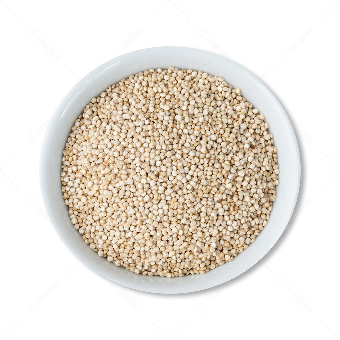 Grãos de quinoa crus em uma tigela isolada sobre fundo branco.