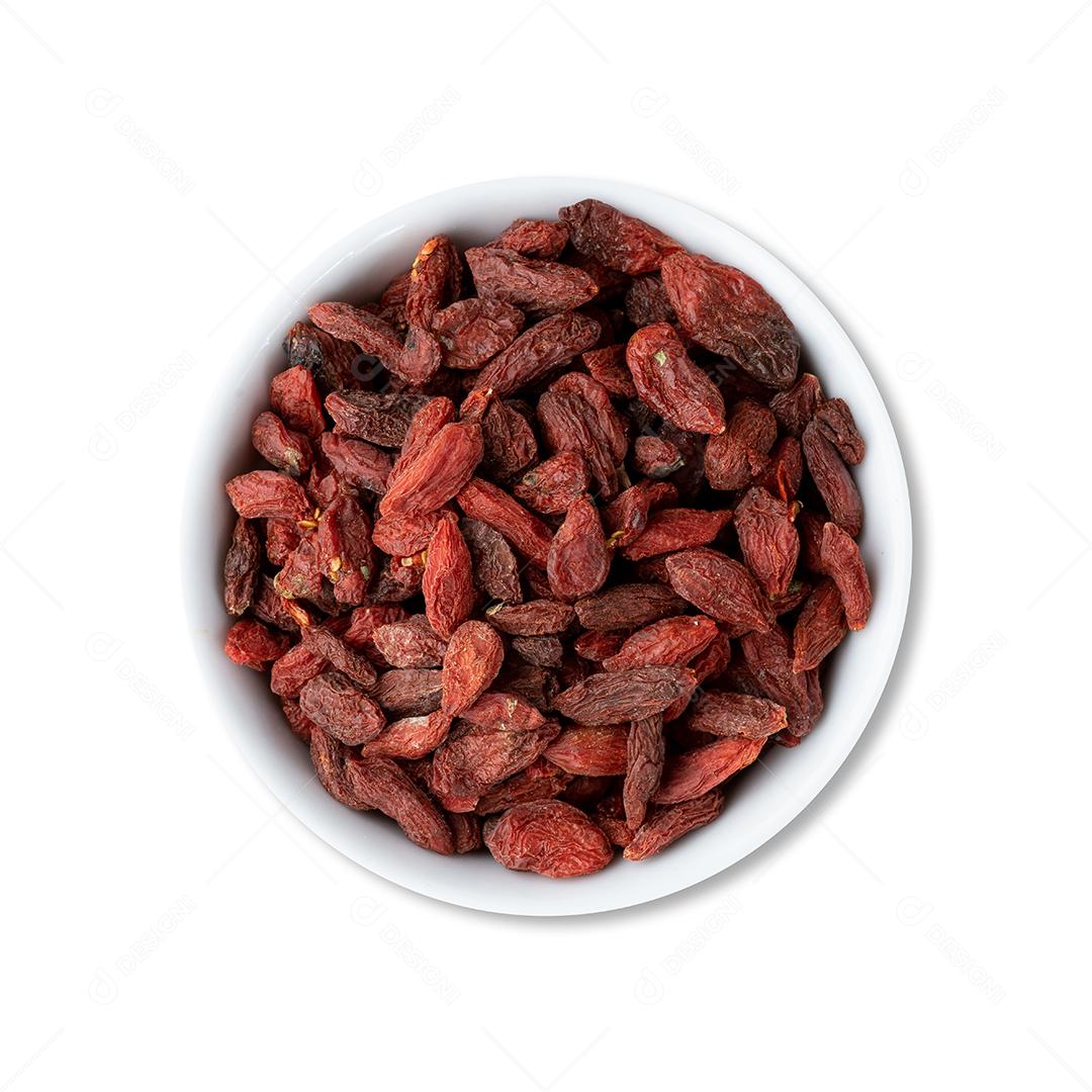 Goji berry em uma tigela isolada sobre fundo branco.