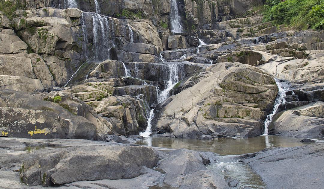 Cachoeira sobre uma montanha rochosa no Brasil.