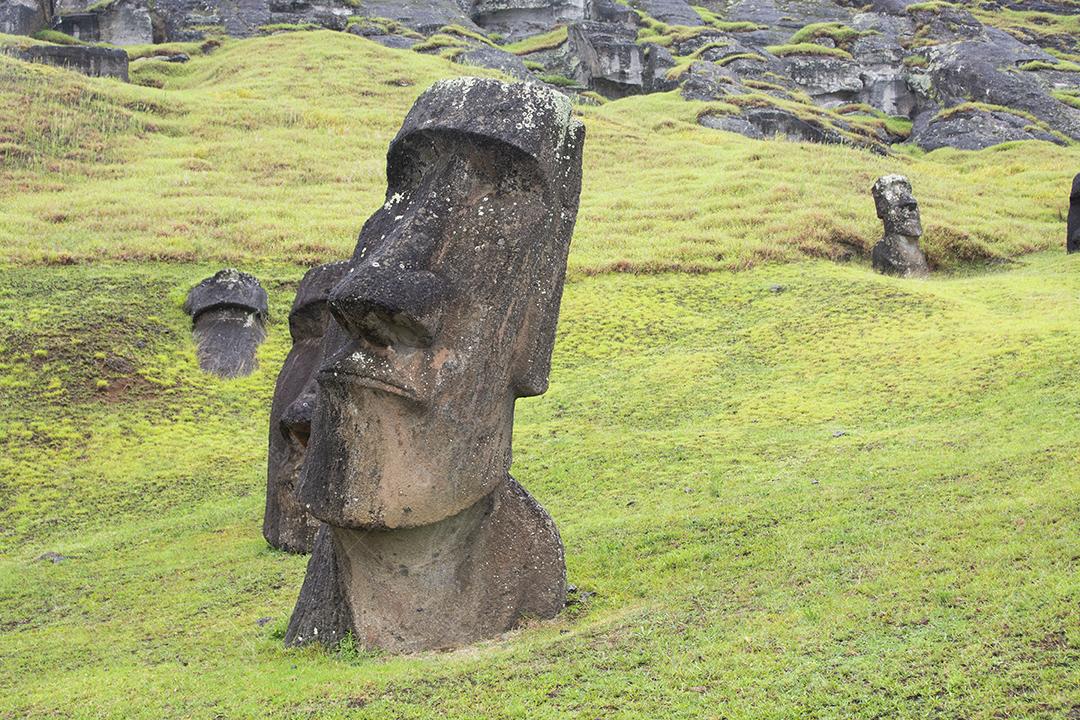 Moais em Rano Raraku, Ilha de Páscoa