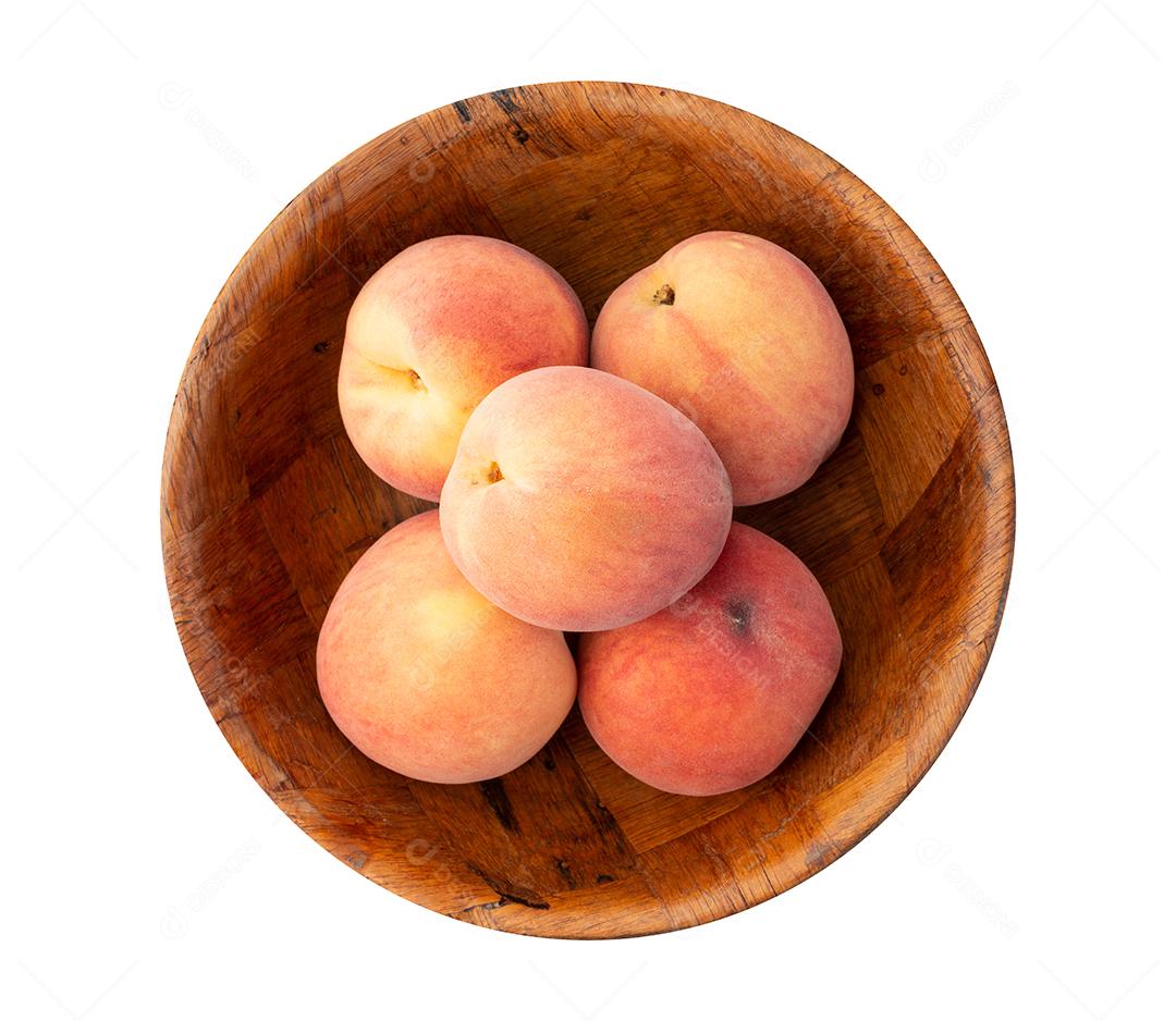 Pêssegos em uma tigela isolada sobre fundo branco.