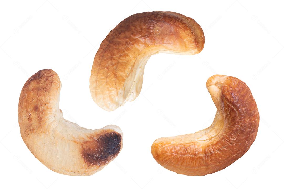 Castanhas de caju isoladas no fundo branco. Com caminho de recorte