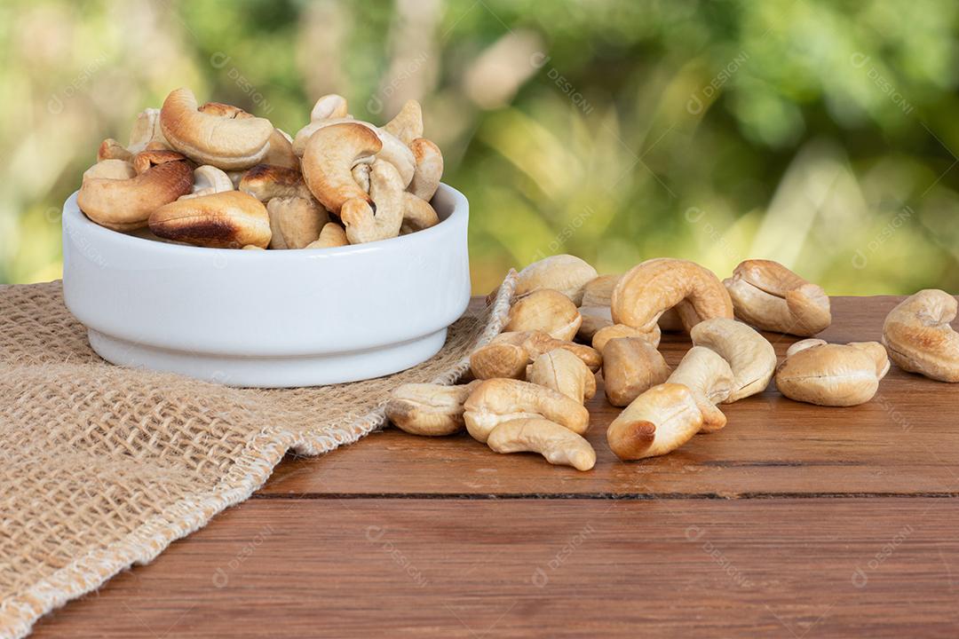 castanhas assadas na tigela em fundo branco