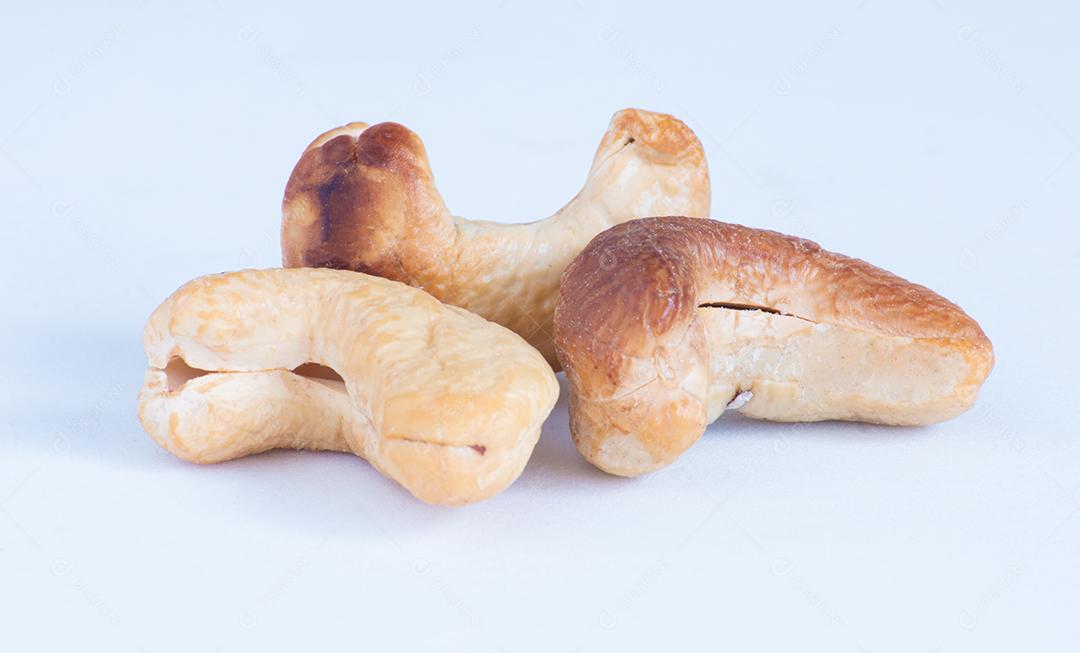 Castanhas de caju isoladas no fundo branco. Coleção