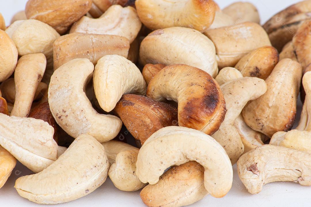 castanhas assadas na tigela em fundo branco