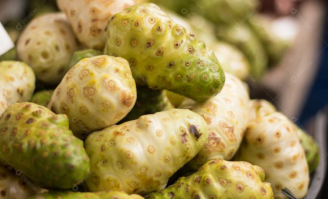 Fruta noni exótica à venda em uma feira popular