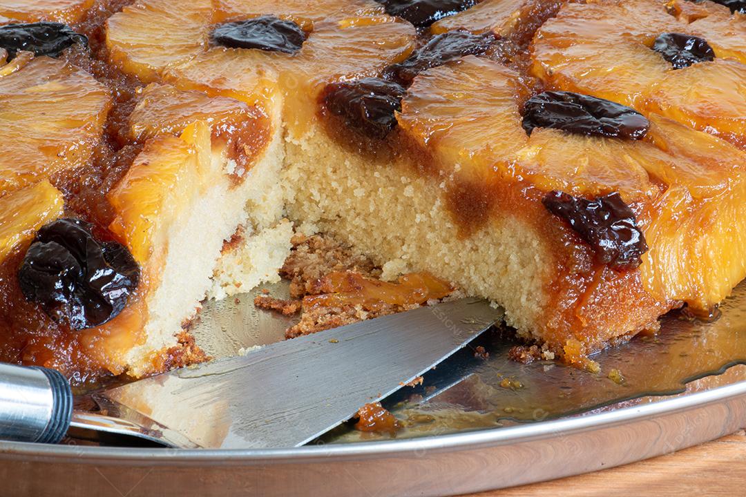 Bolo de abacaxi caramelizado com ameixas. Textura
