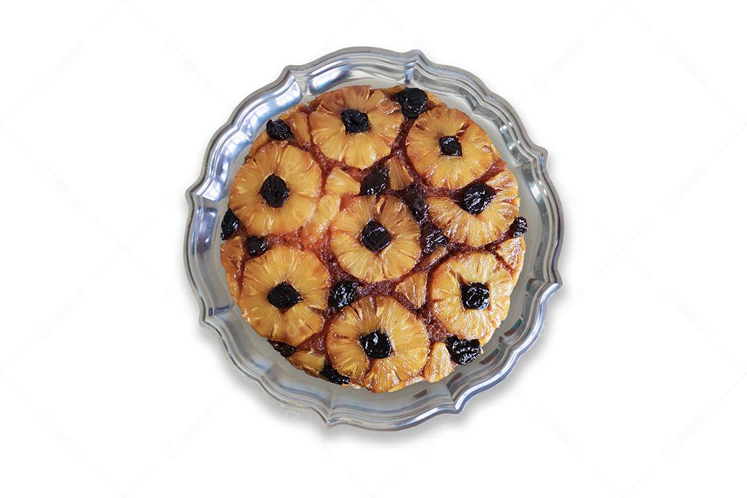 Deitado plano de abacaxi de cabeça para baixo bolo com fundo branco