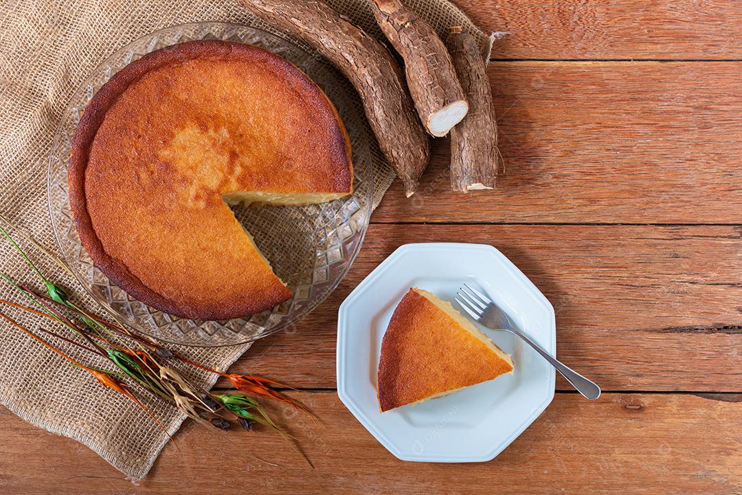 Bolo de mandioca no fundo de madeira. Peça cortada