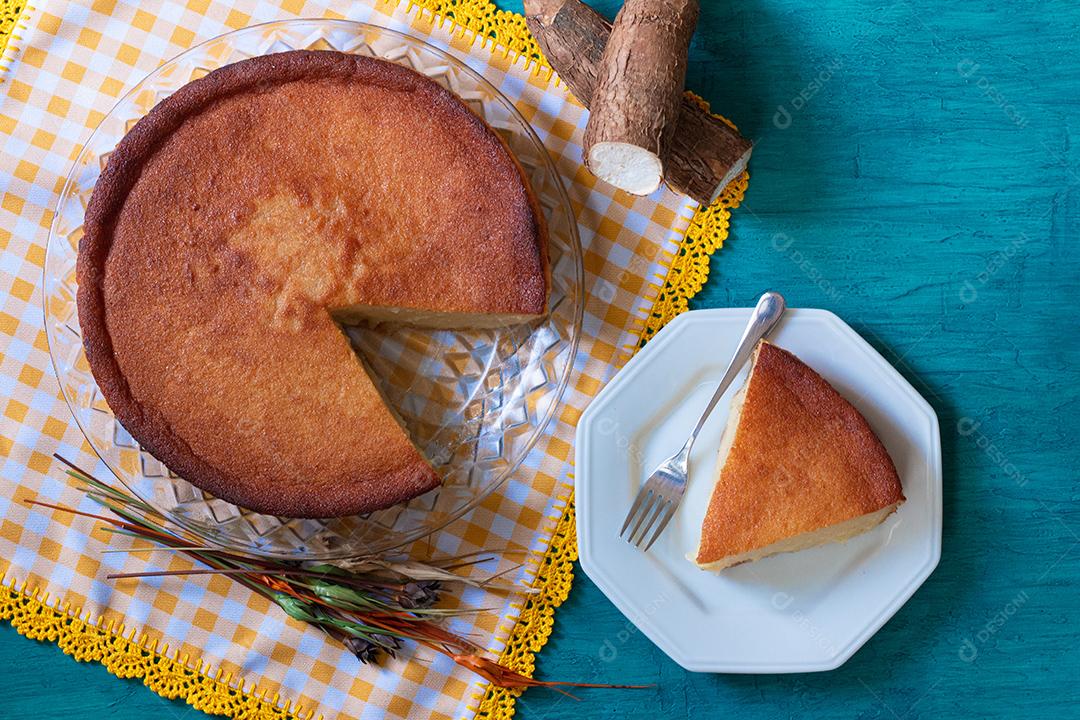 Bolo de mandioca com fundo azul