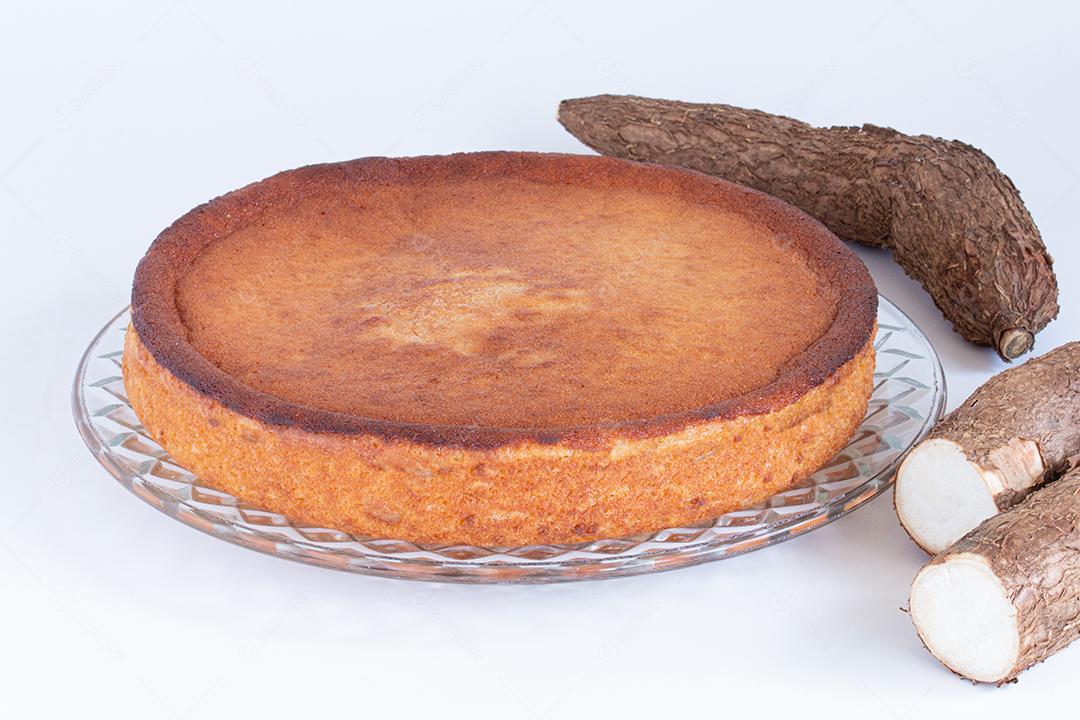 Bolo de mandioca com fundo branco