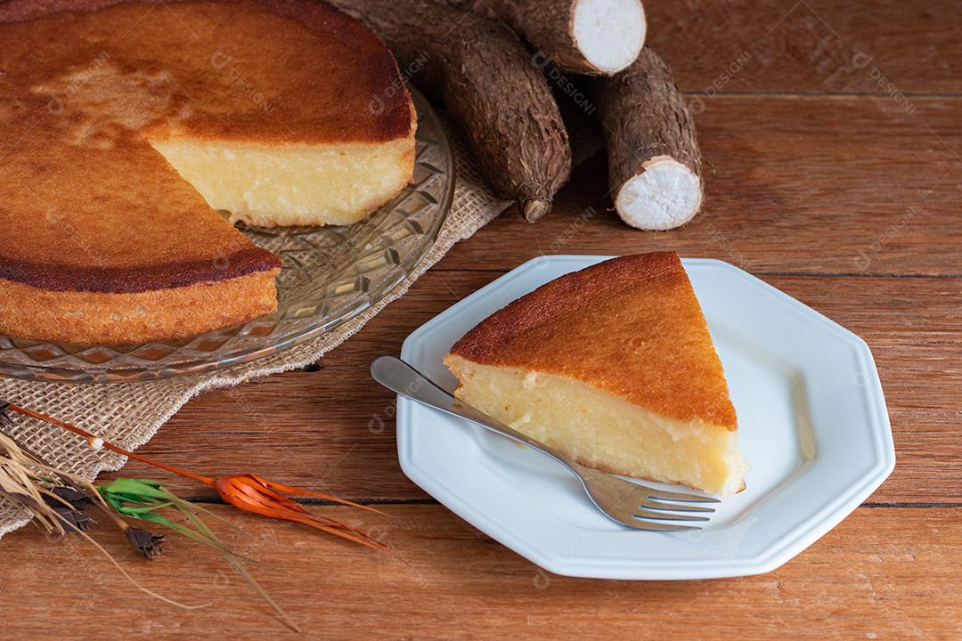 Bolo de mandioca no fundo de madeira. Peça cortada