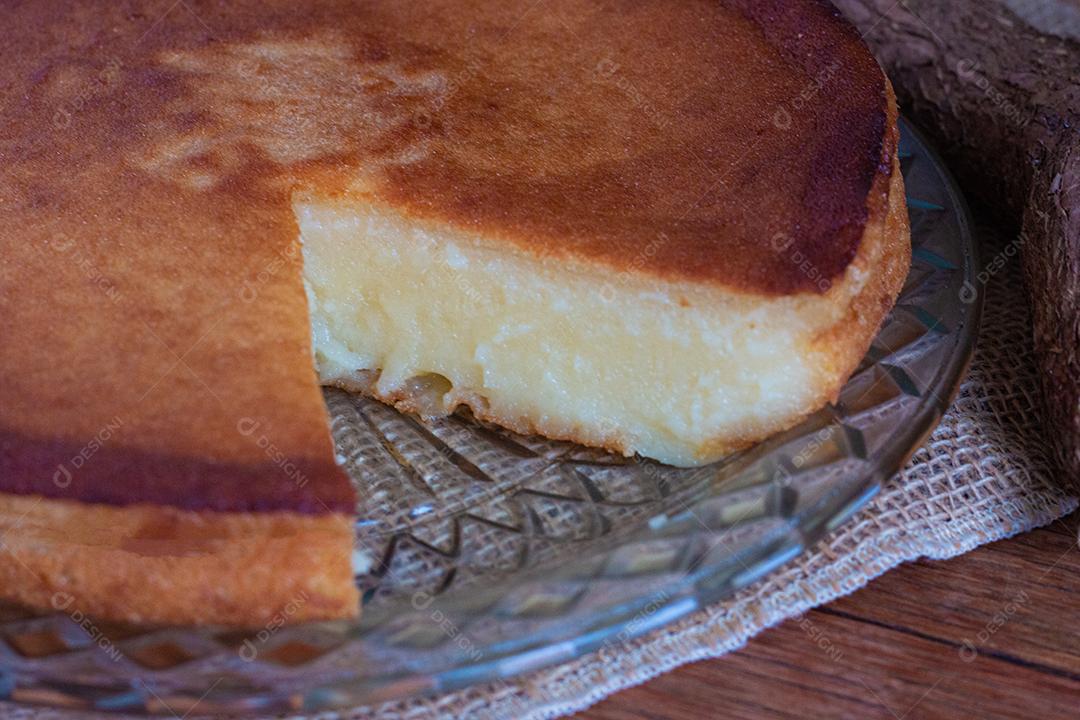 Bolo de mandioca no fundo de madeira. Peça cortada