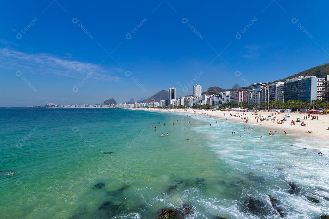 Praia de Copacabana com águas verdes no Rio de Janeiro