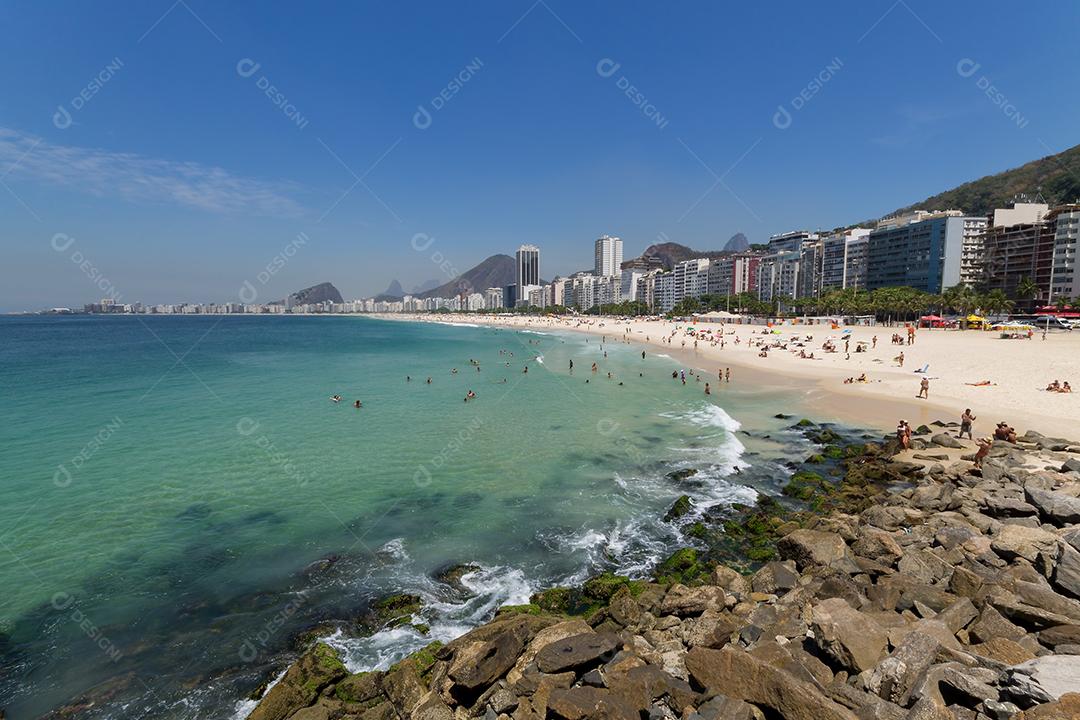Praia de Copacabana com águas verdes no Rio de Janeiro