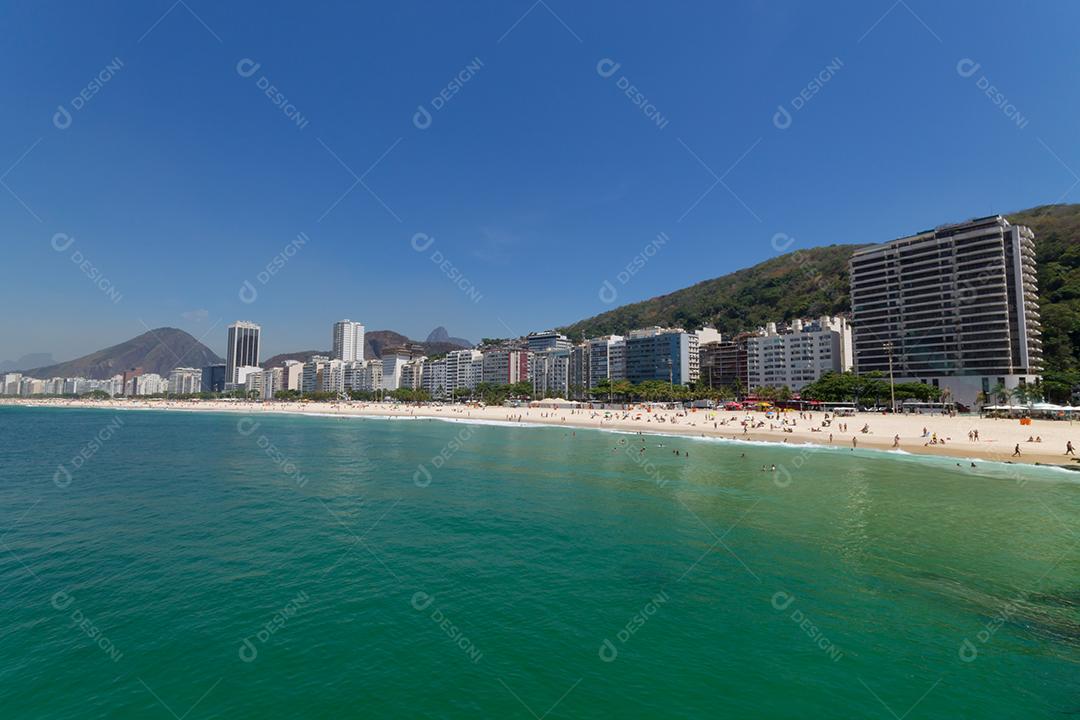 Praia de Copacabana com águas verdes no Rio de Janeiro