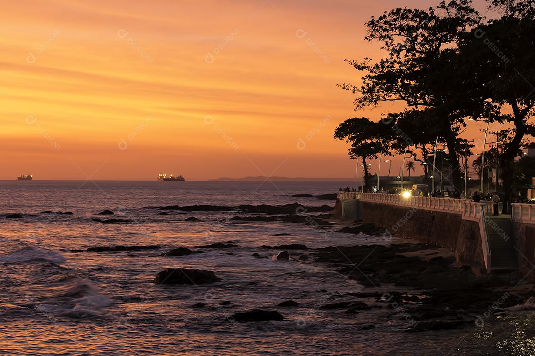 Por do sol na orla da Barra, Salvador,  Bahia, Brasil com o céu avermelhado