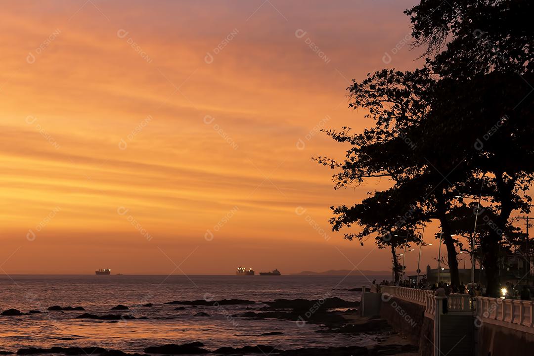 Pôr do sol na orla da Barra Salvador Bahia Brasil com avermelhado