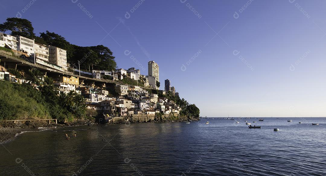 Vista da comunidade gamboa à beira da Baía de Todos os Santos
