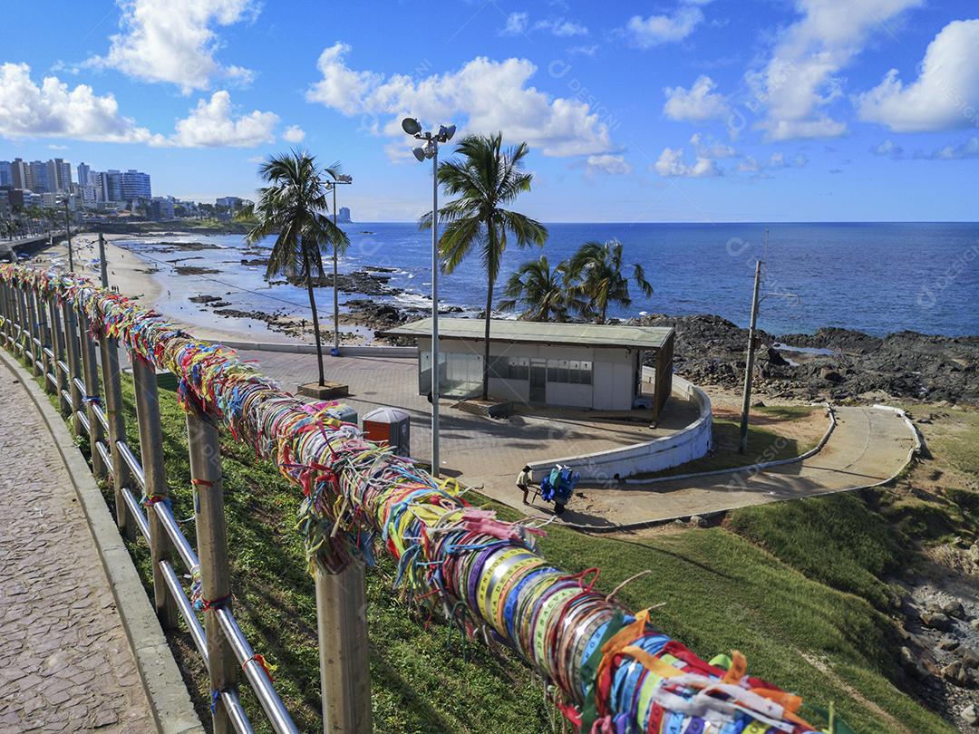 Senhor do Bonfim fitas coloridas amarradas em grade na Barra