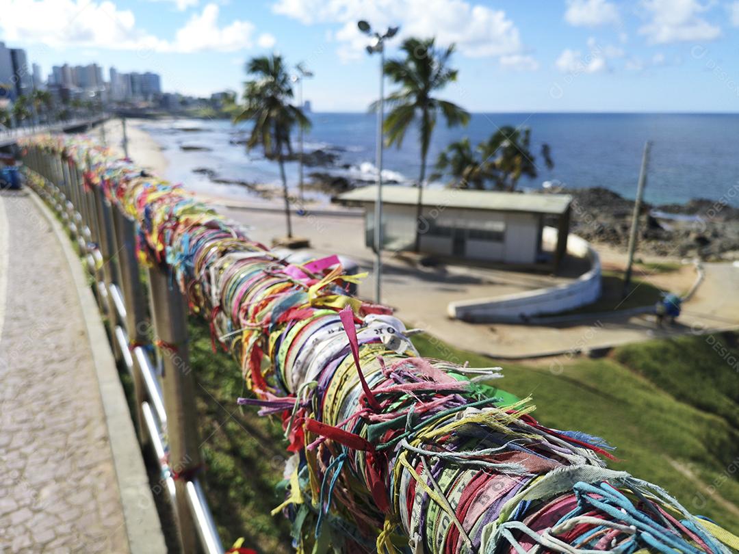 Senhor do Bonfim fitas coloridas amarradas em grade na Barra