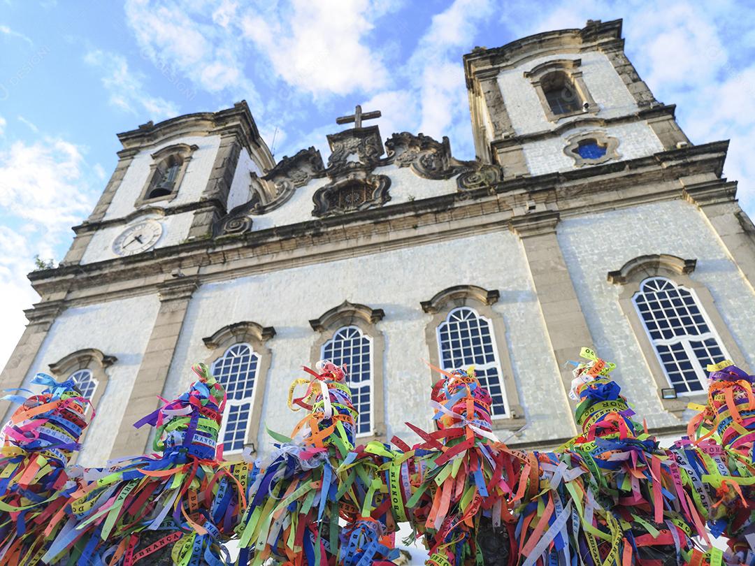 Igreja do Bonfim com fitas coloridas na grelha