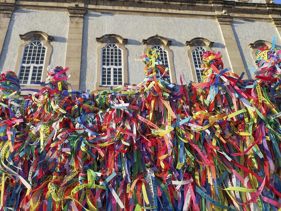 Igreja do Bonfim com fitas coloridas na grelha