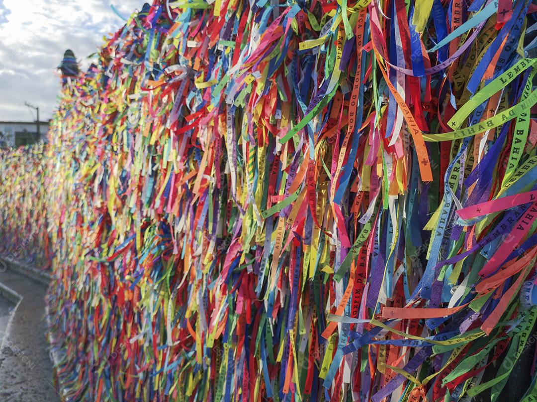 Igreja do Bonfim com fitas coloridas na grelha
