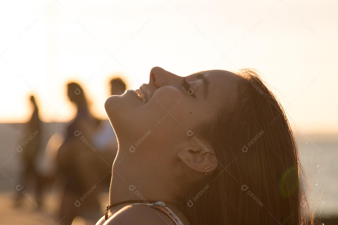 Retrato da menina contra a luz ao pôr do sol