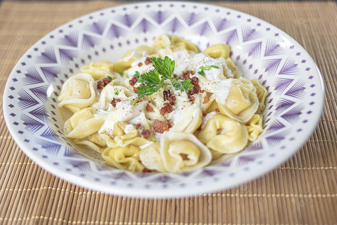comida macarrão com molho branco temperado salsa