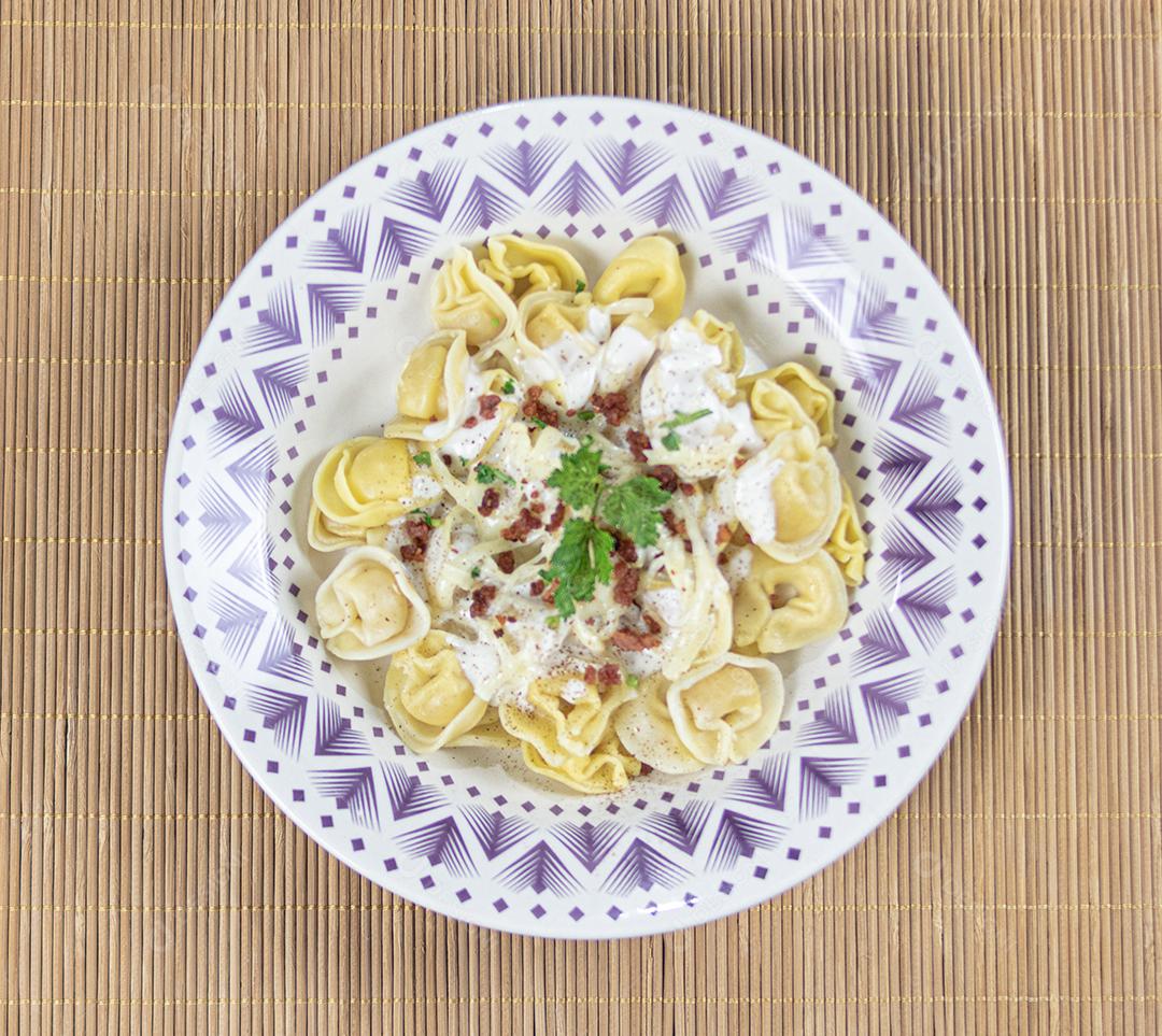 comida macarrão com molho branco temperado salsa