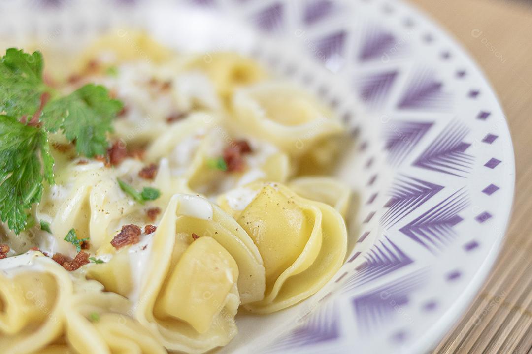 comida macarrão com molho branco temperado salsa