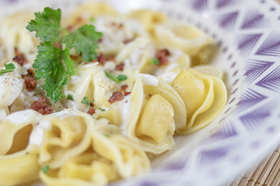 comida macarrão com molho branco temperado salsa