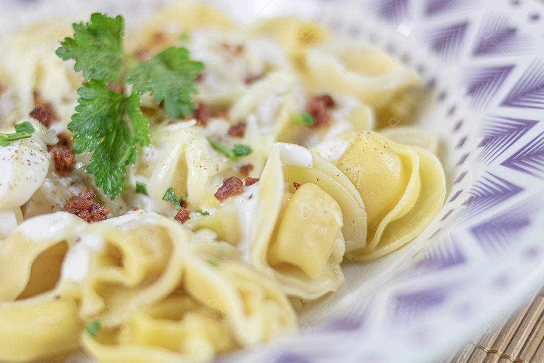 comida macarrão com molho branco temperado salsa