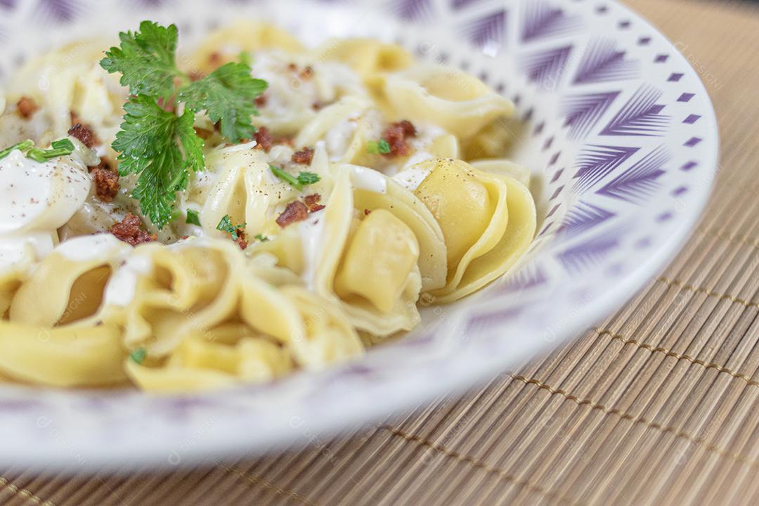 comida macarrão com molho branco temperado salsa