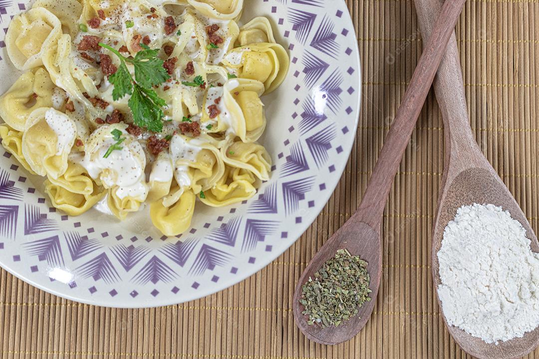 comida macarrão com molho branco temperado salsa