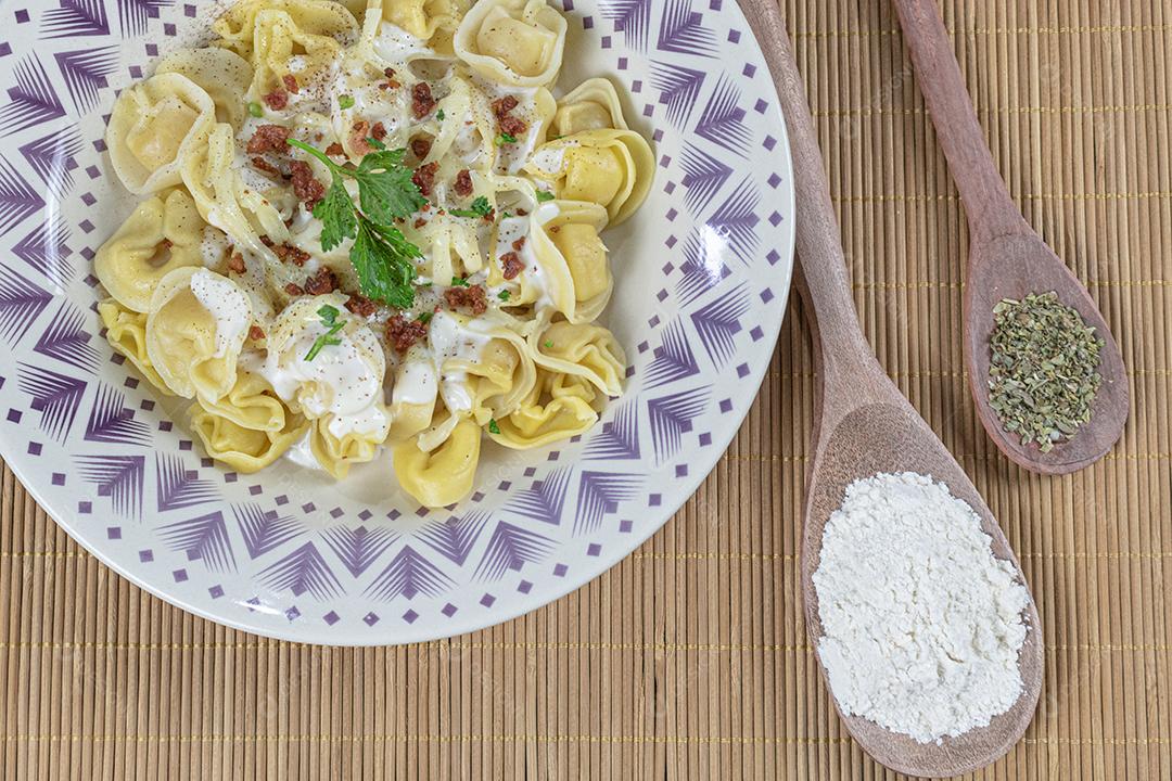 comida macarrão com molho branco temperado salsa