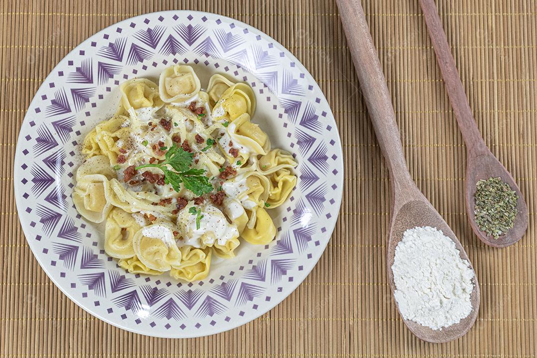 comida macarrão com molho branco temperado salsa