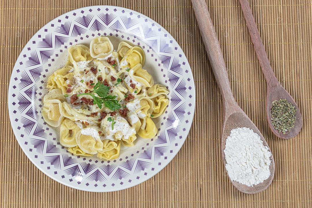 comida macarrão com molho branco temperado salsa