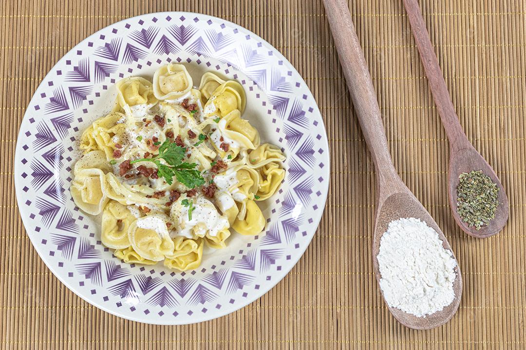 comida macarrão com molho branco temperado salsa