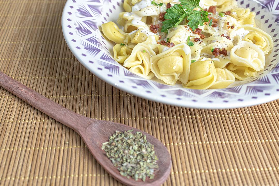 comida macarrão com molho branco temperado salsa