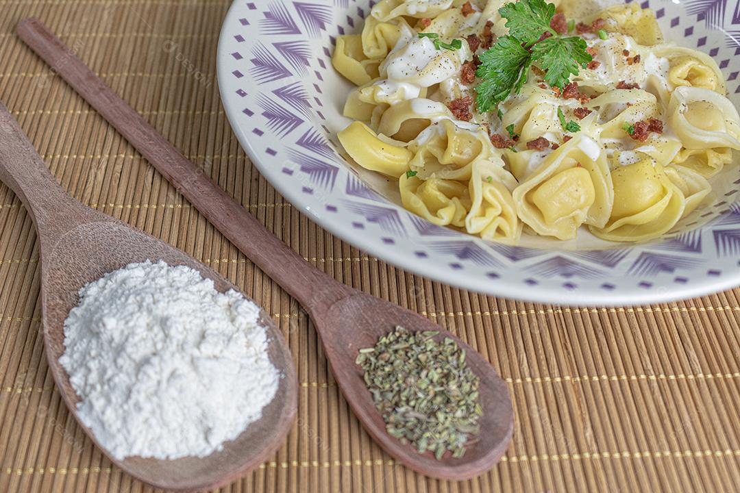 comida macarrão com molho branco temperado salsa