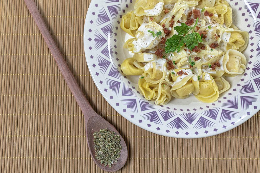 comida macarrão com molho branco temperado salsa