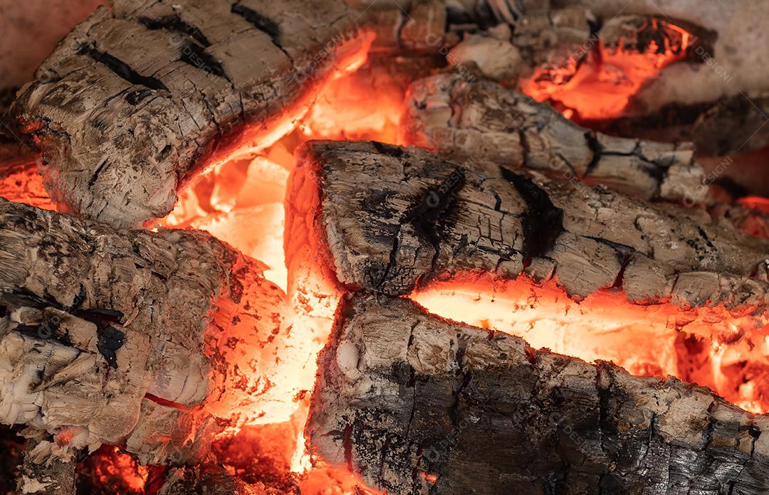 Closeup de queima de madeira e brasas em uma lareira.