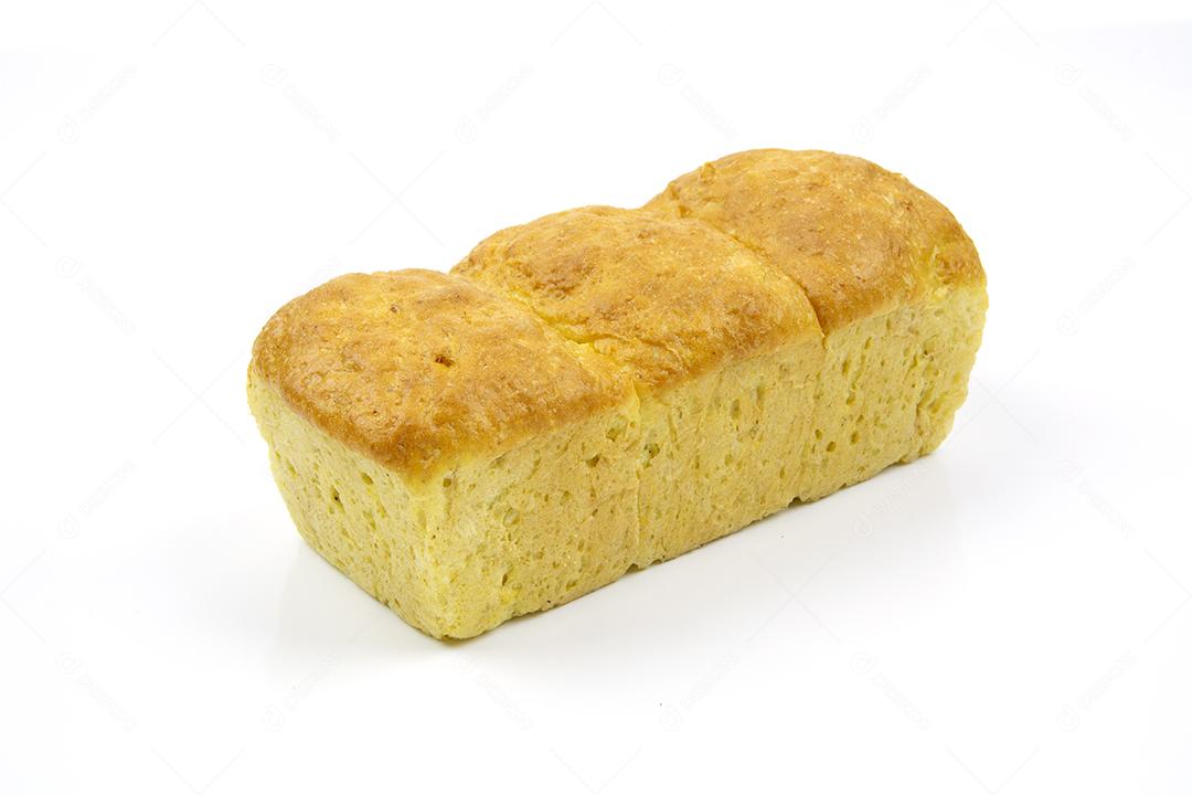 Pão de mandioquinha sobre fundo branco.