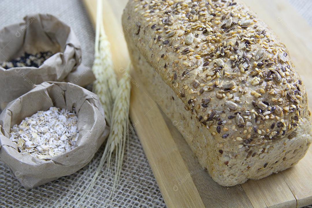 Pão simples com ingredientes sobre fundo de madeira.