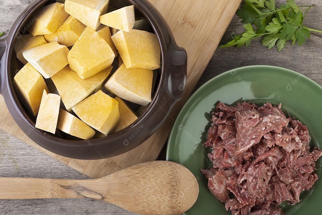 Kabocha típico brasileiro com ingredientes de carne seca.