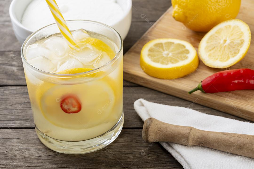 Limão siciliano brasileiro e caipirinha de pimentão em um copo com gelo