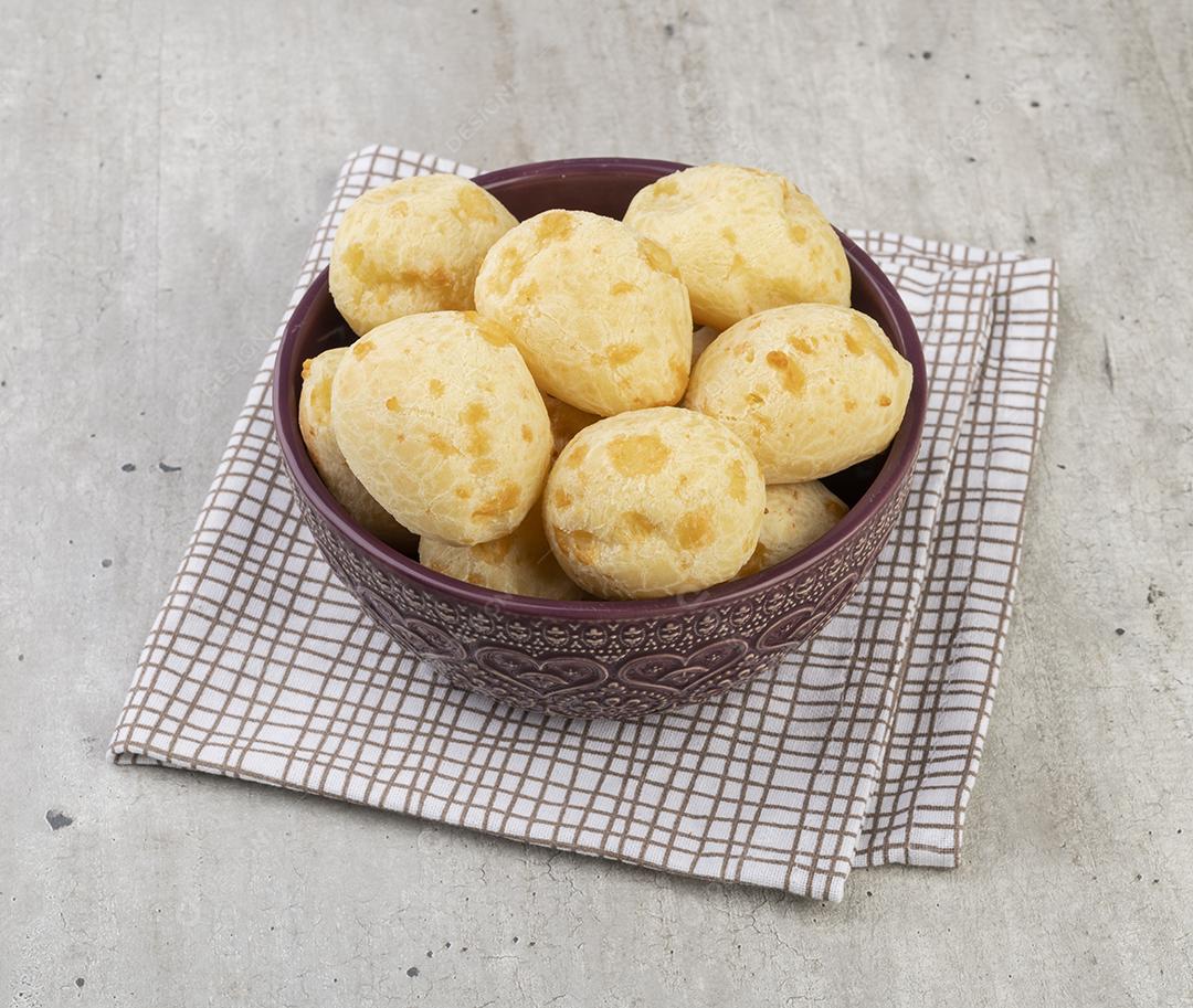 Pão de queijo brasileiro típico em uma tigela.